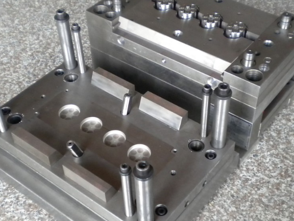 What is the difference between hardware stamping molds and automotive stamping molds?